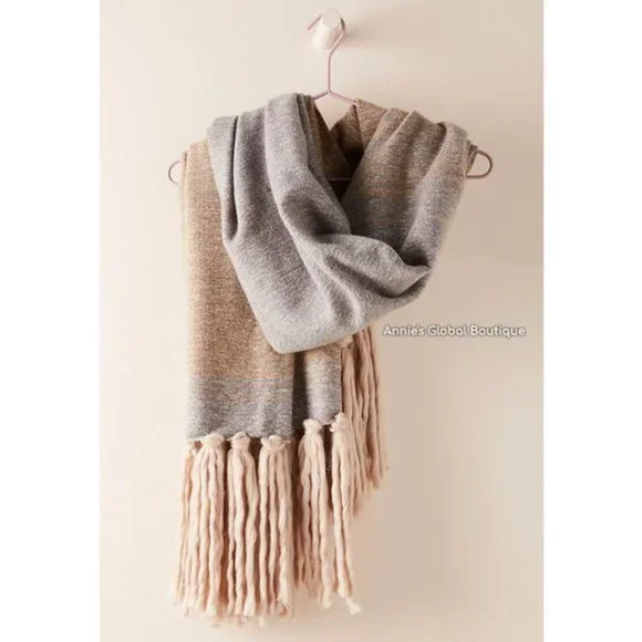 RARE ANTHROPOLOGIE Isabel Cozy Fringed Two-Toned Scarf - Picture 3 of 5